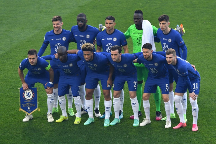 斯卡洛尼戴白手套递交世界杯，因凡蒂诺为仪式错误公开道歉