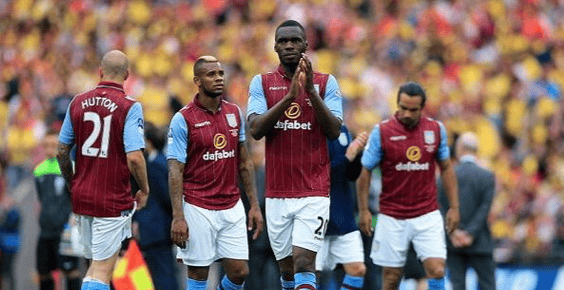 卡雷拉斯染红全程：对裁判让任意球重开不满染黄，随后抱怨吃直红